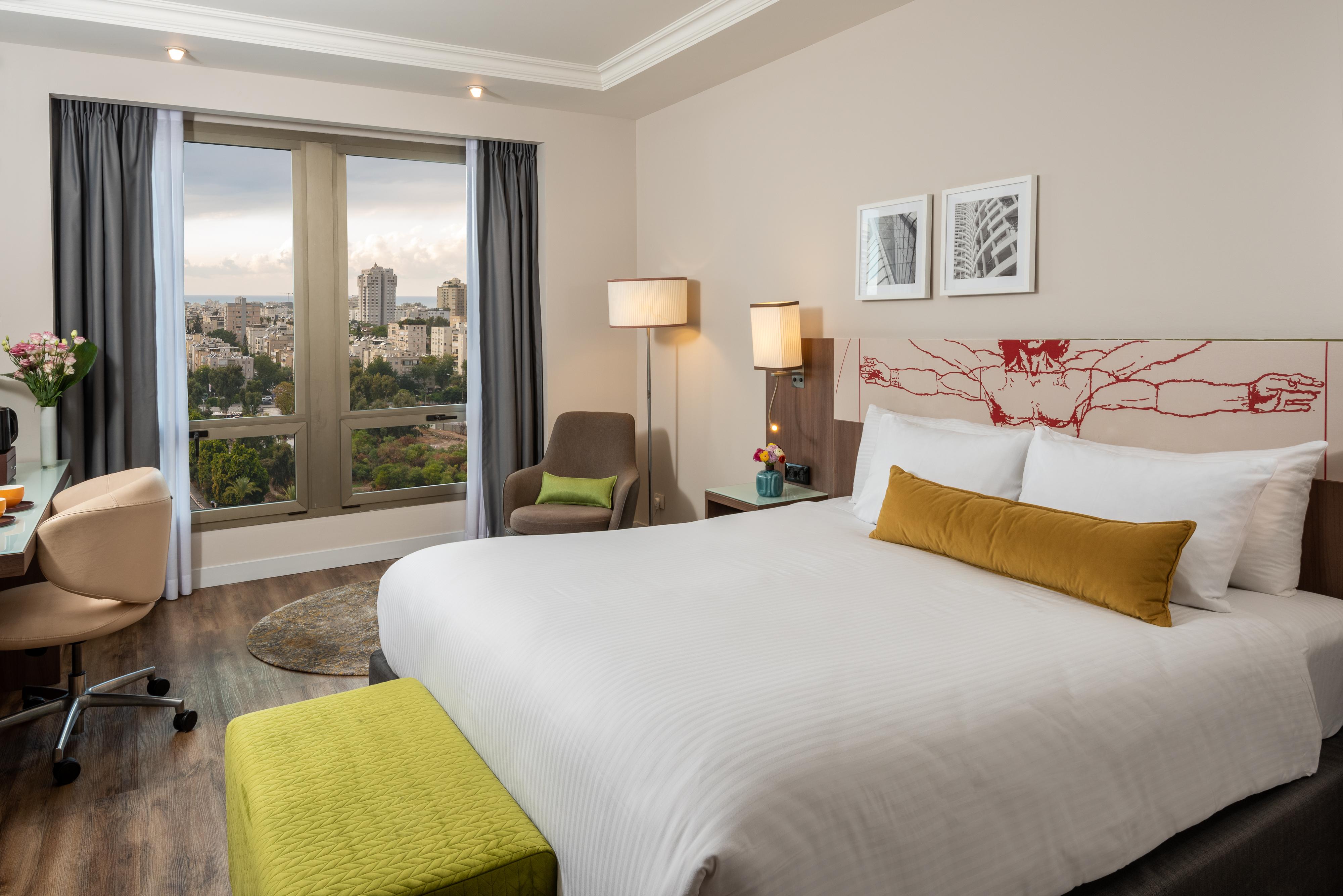Leonardo City Tower Hotel Tel Aviv Giv'atayim Exteriör bild Deluxe Room