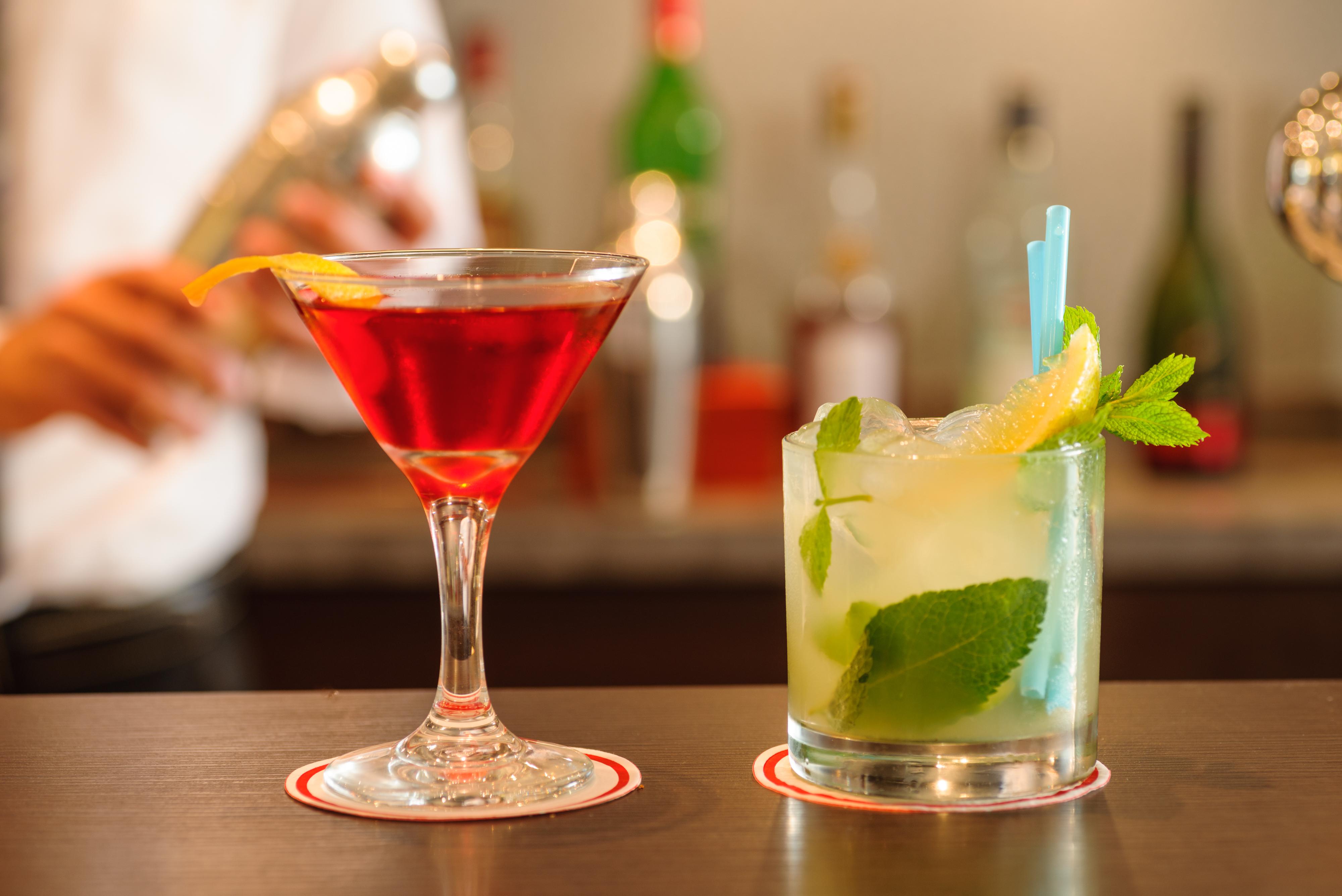 Leonardo City Tower Hotel Tel Aviv Giv'atayim Exteriör bild A cosmopolitan (left) and a mojito (right)