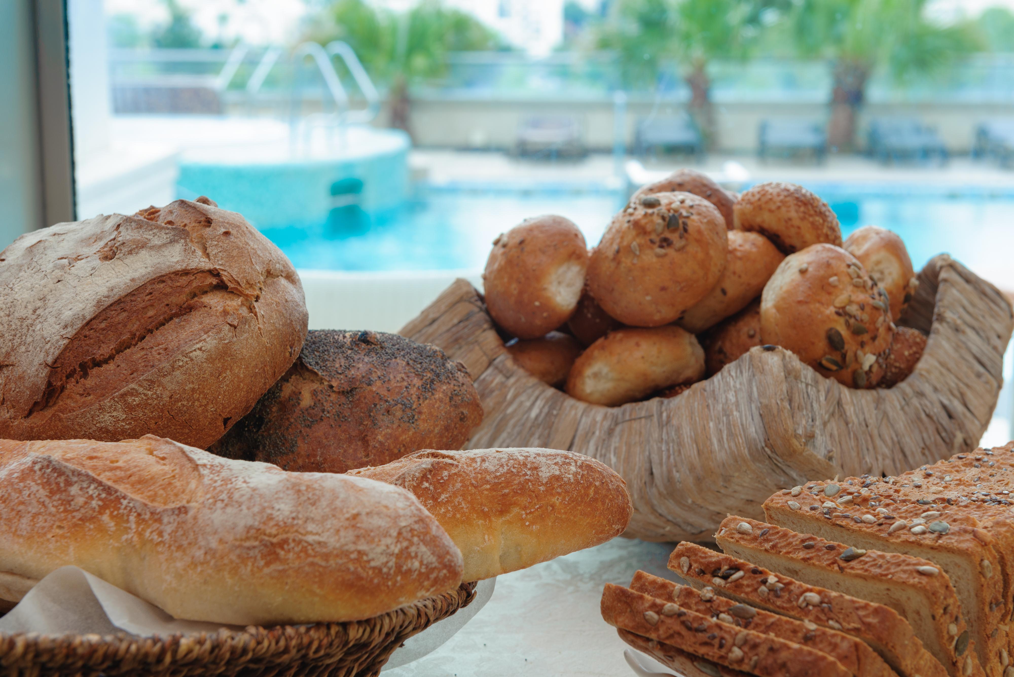 Leonardo City Tower Hotel Tel Aviv Giv'atayim Exteriör bild Bread