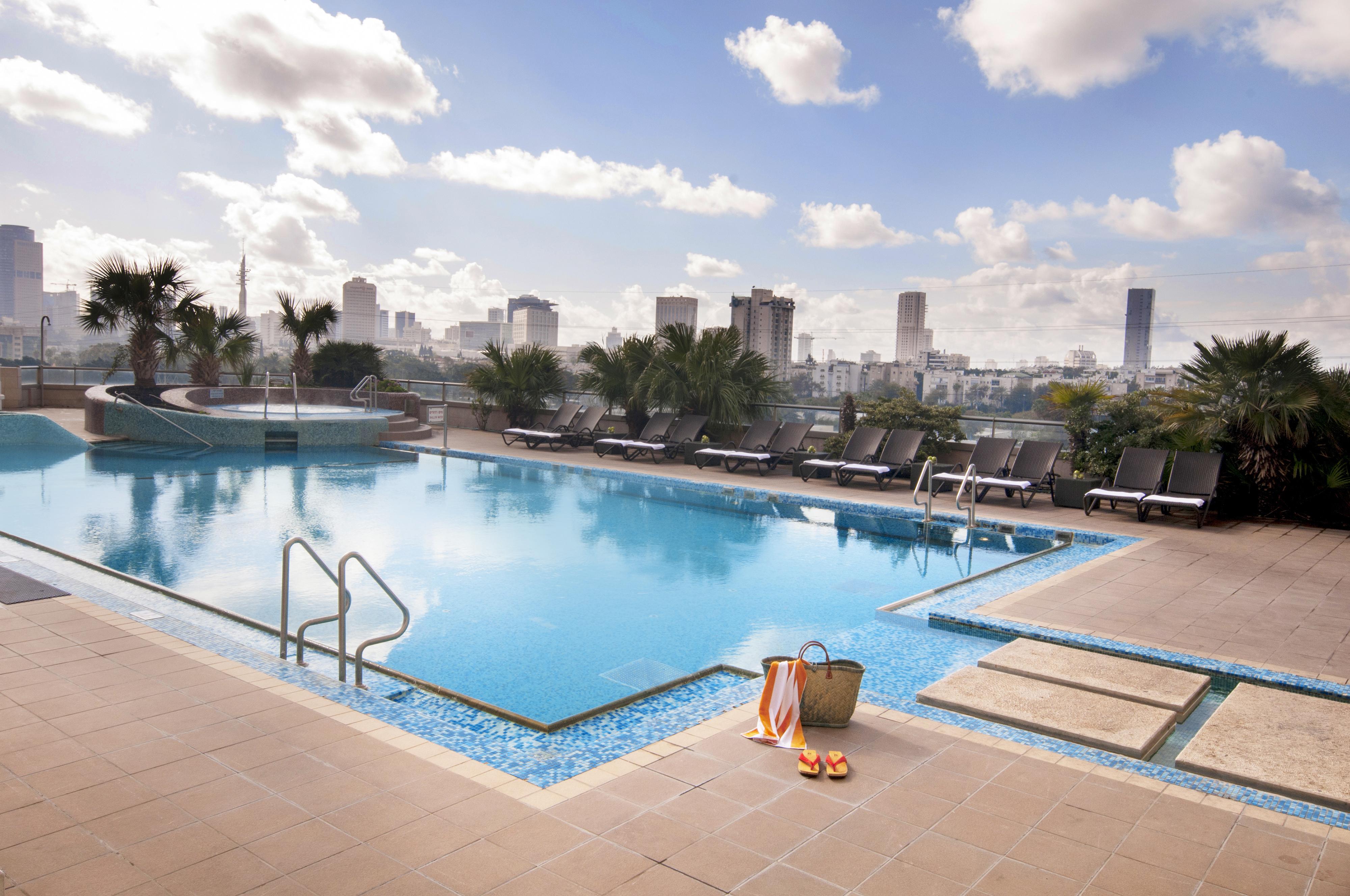 Leonardo City Tower Hotel Tel Aviv Giv'atayim Exteriör bild The swimming pool at the hotel