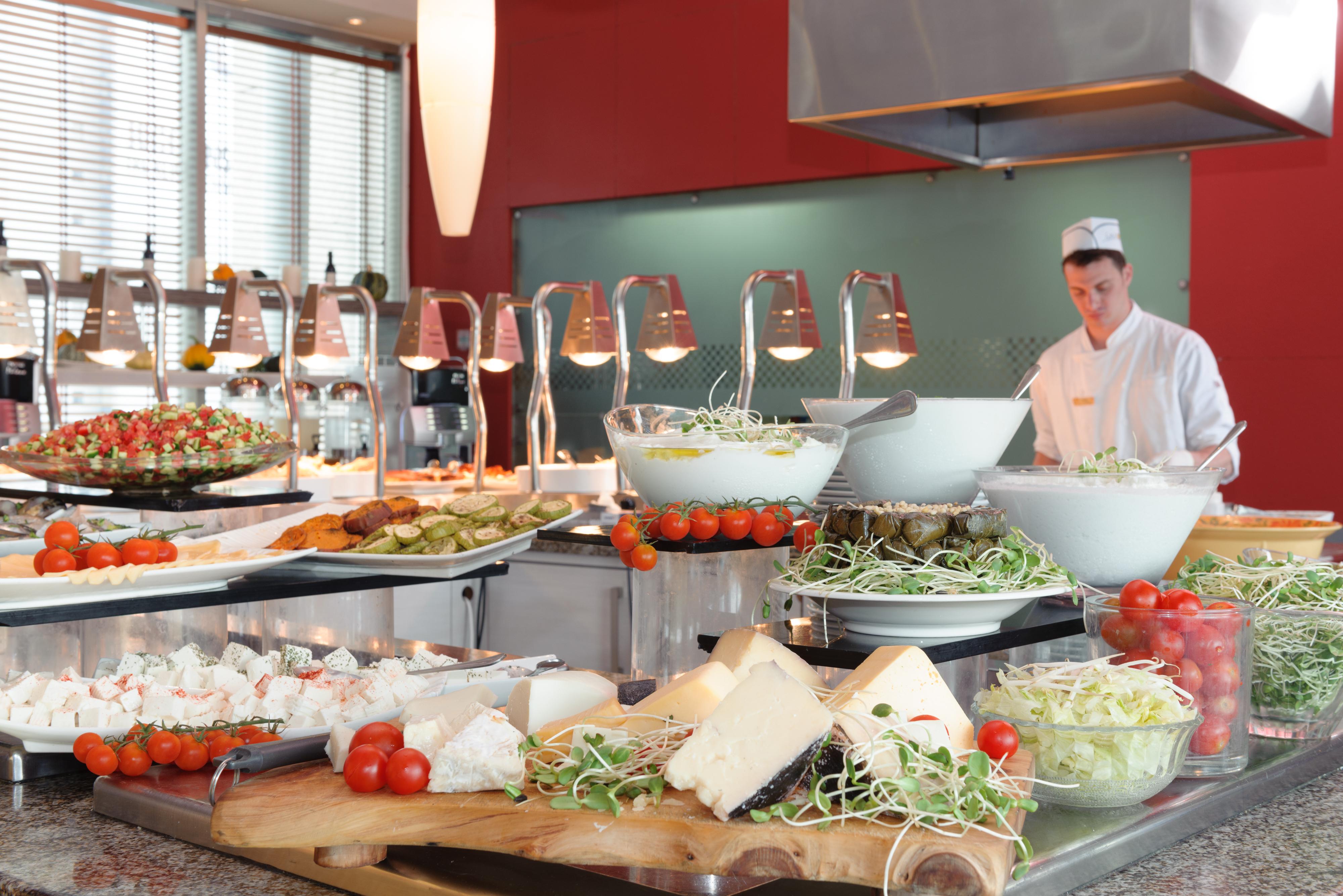 Leonardo City Tower Hotel Tel Aviv Giv'atayim Exteriör bild A salad bar