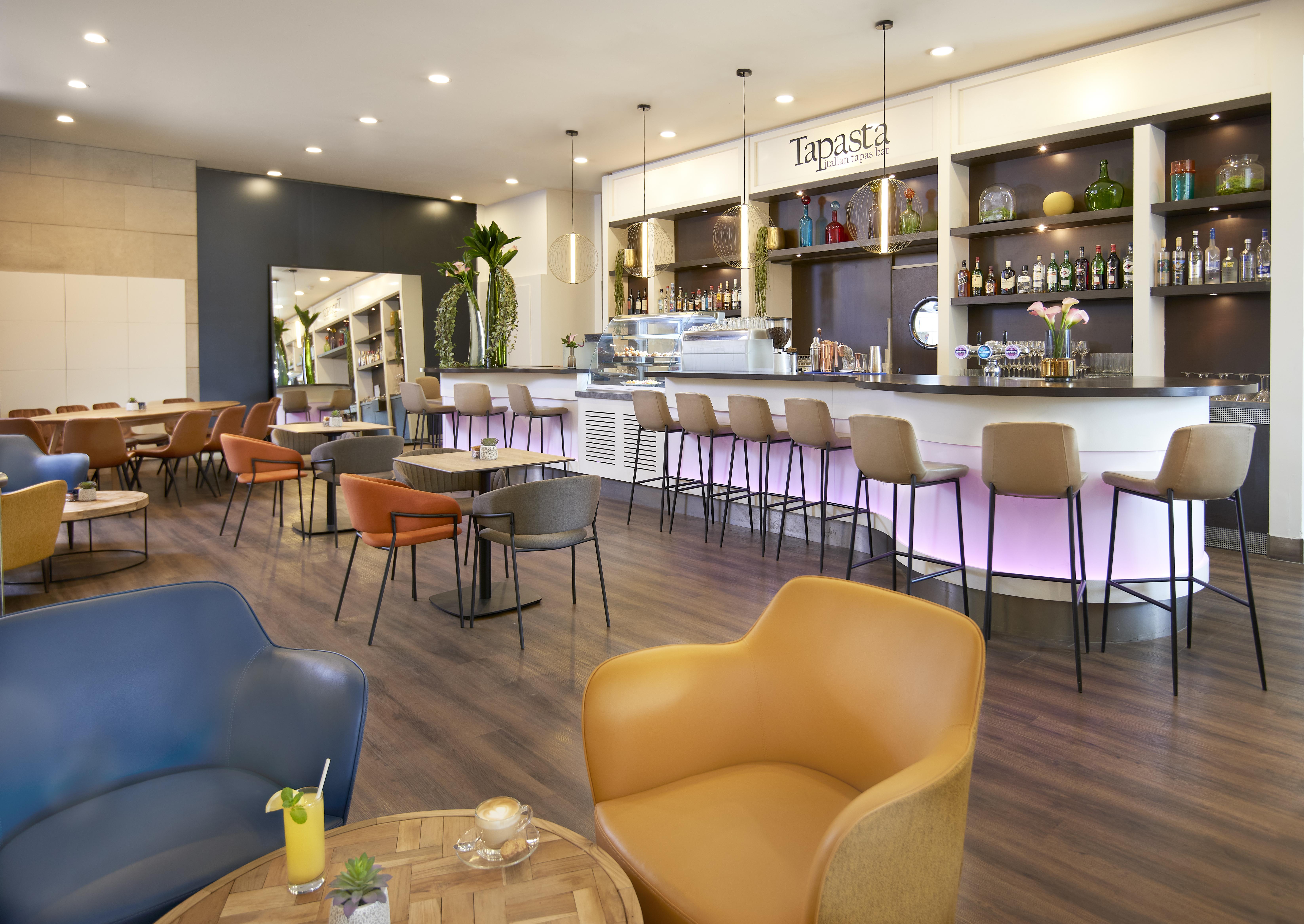 Leonardo City Tower Hotel Tel Aviv Giv'atayim Exteriör bild Tapas at the airport