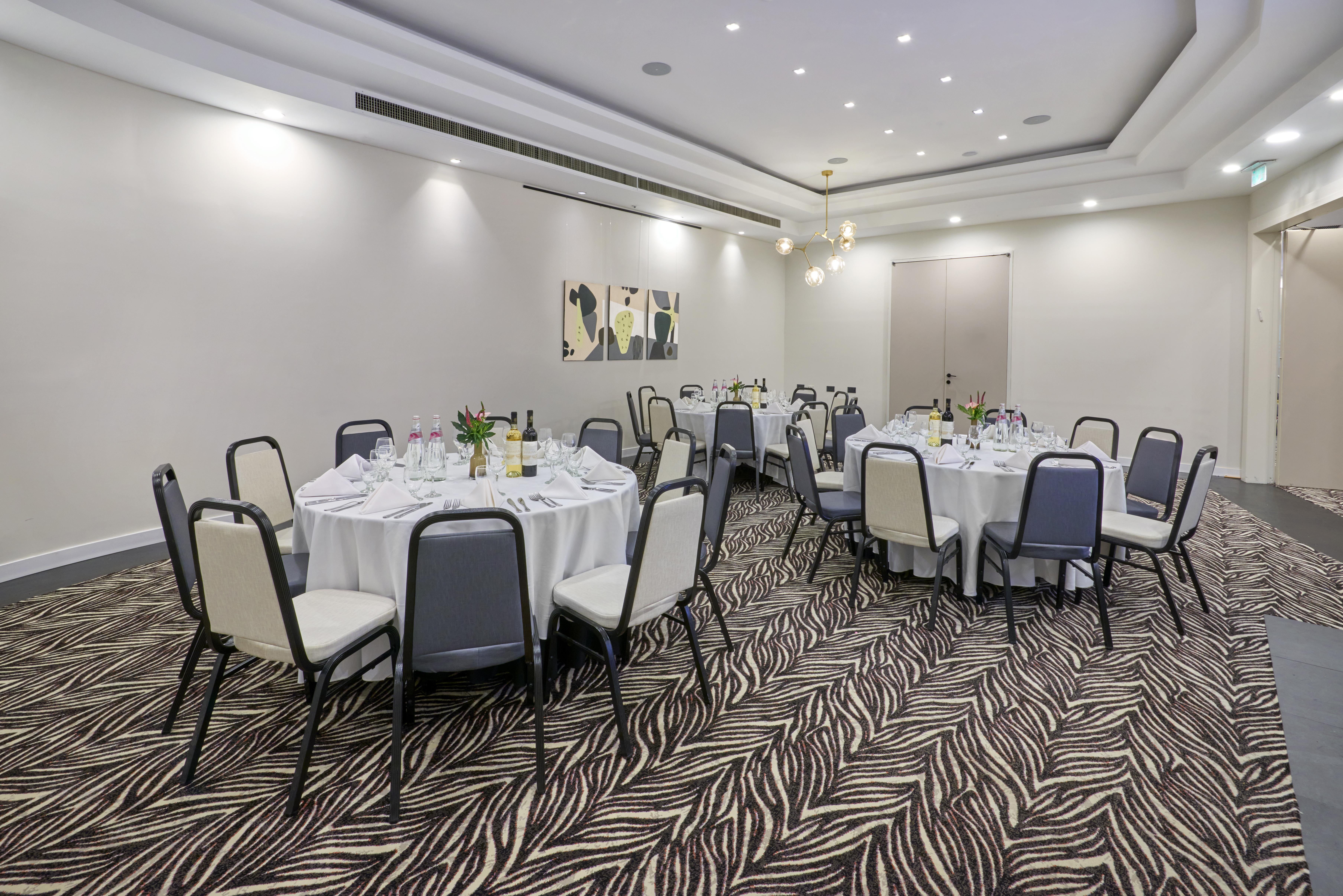 Leonardo City Tower Hotel Tel Aviv Giv'atayim Exteriör bild The hotel's meeting room