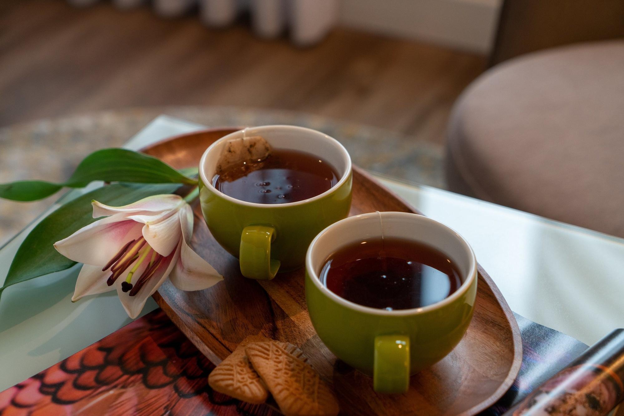 Leonardo City Tower Hotel Tel Aviv Giv'atayim Exteriör bild Two cups of tea