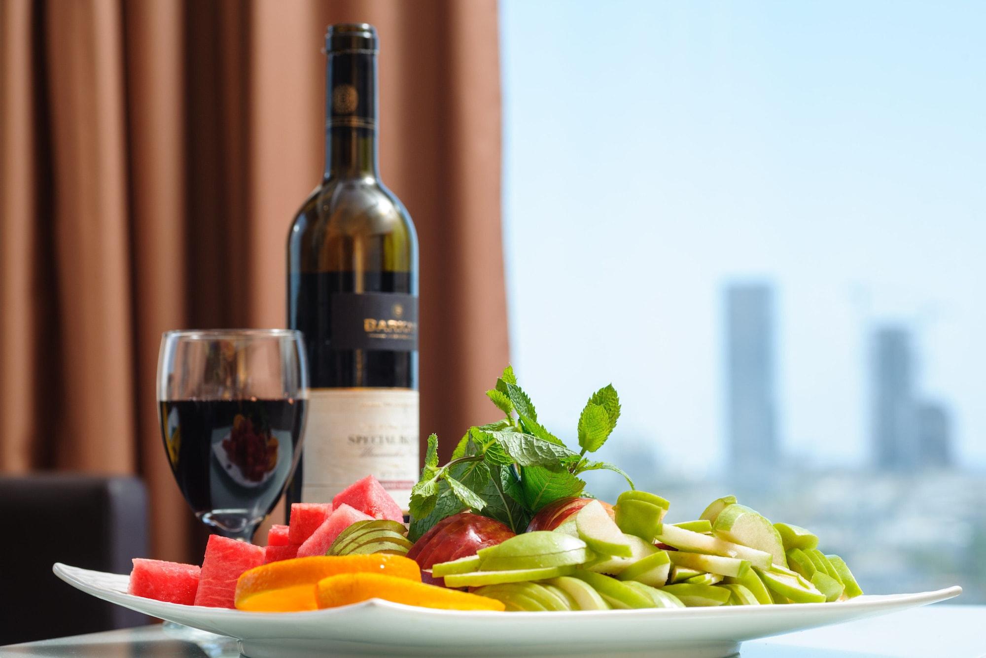 Leonardo City Tower Hotel Tel Aviv Giv'atayim Exteriör bild A bottle of wine and a glass of wine