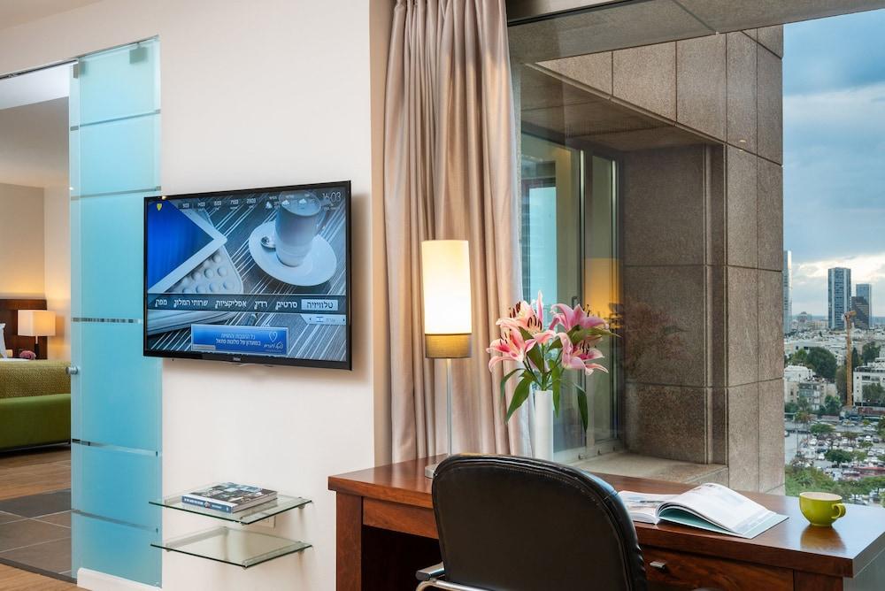 Leonardo City Tower Hotel Tel Aviv Giv'atayim Exteriör bild A room at the hotel