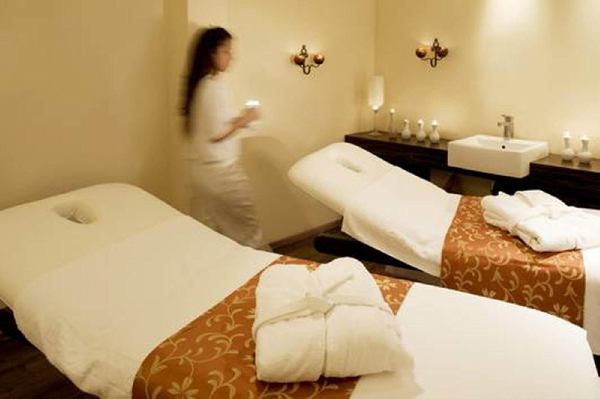Leonardo City Tower Hotel Tel Aviv Giv'atayim Exteriör bild A spa treatment room