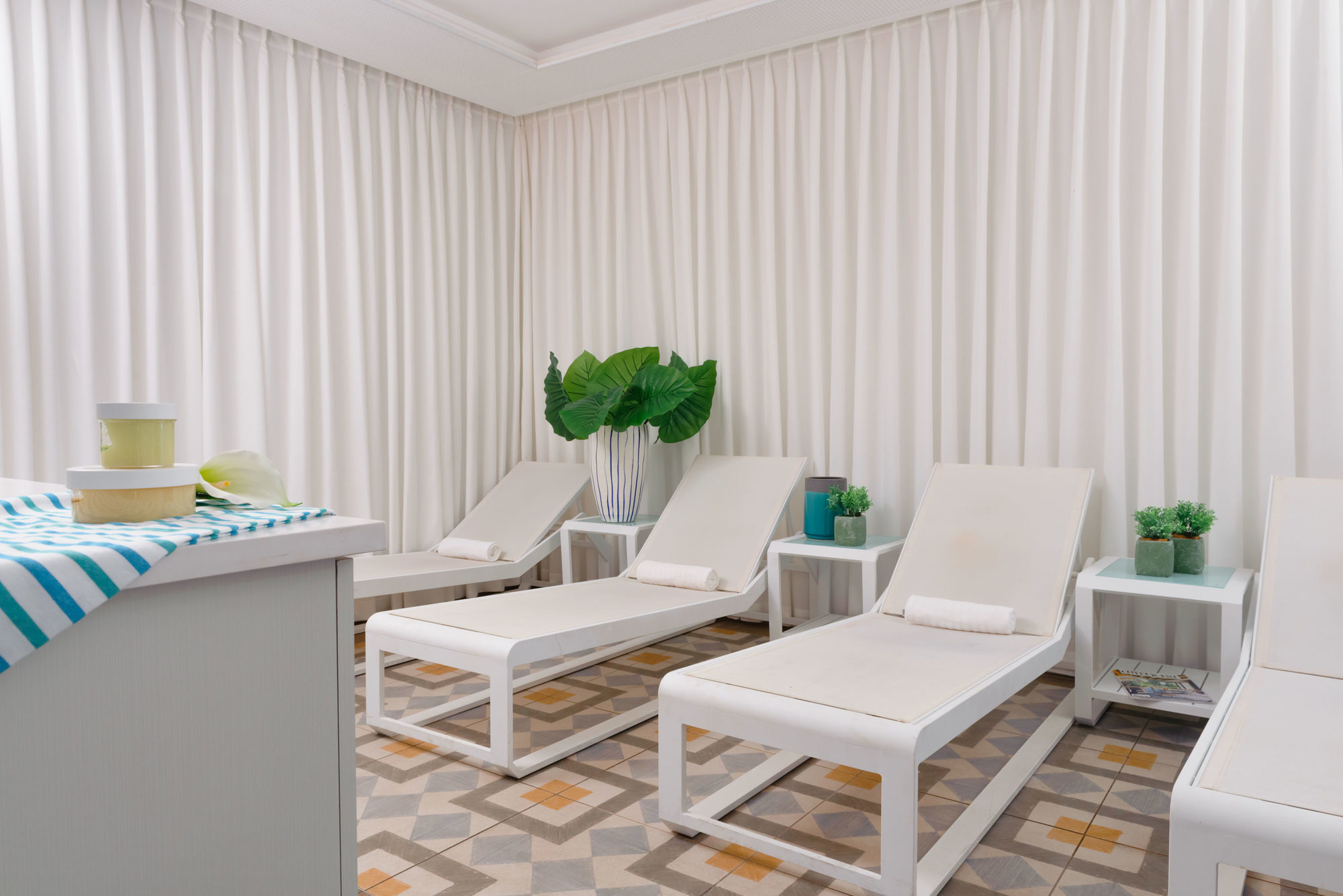 Leonardo City Tower Hotel Tel Aviv Giv'atayim Exteriör bild Spa at The Ivy Hotel