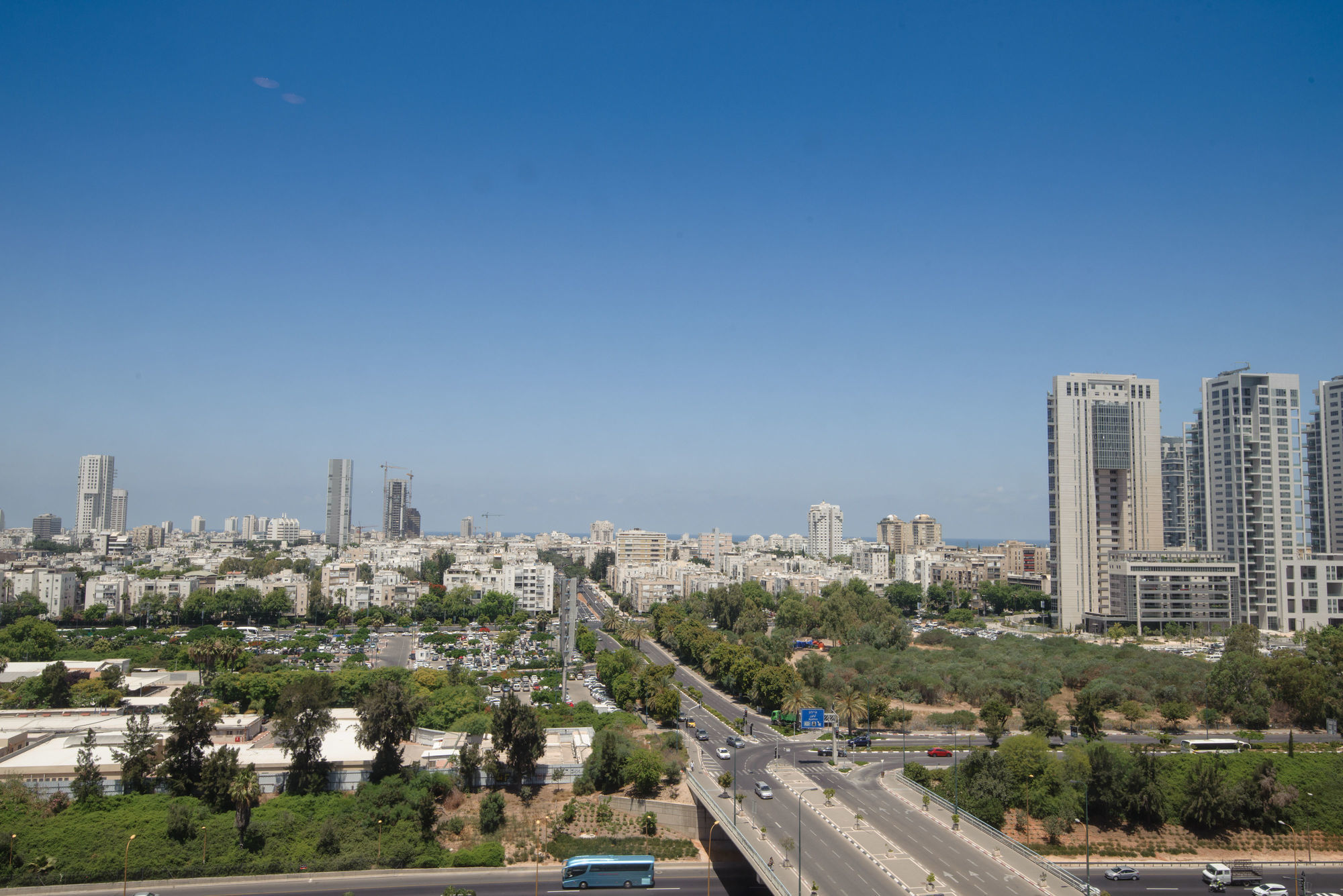 Leonardo City Tower Hotel Tel Aviv Giv'atayim Exteriör bild View of Kiryat Jamir