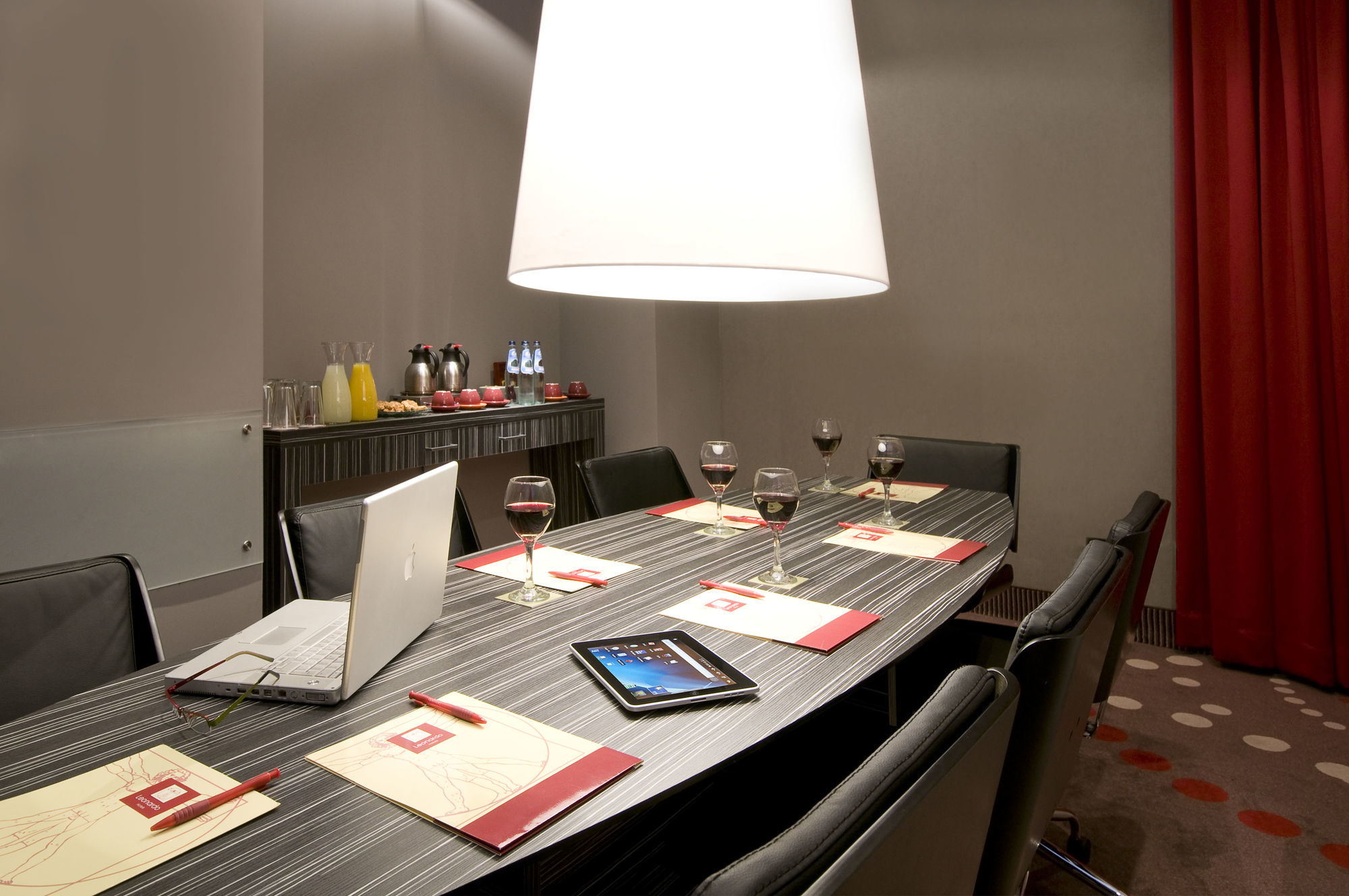 Leonardo City Tower Hotel Tel Aviv Giv'atayim Exteriör bild A wine tasting in progress