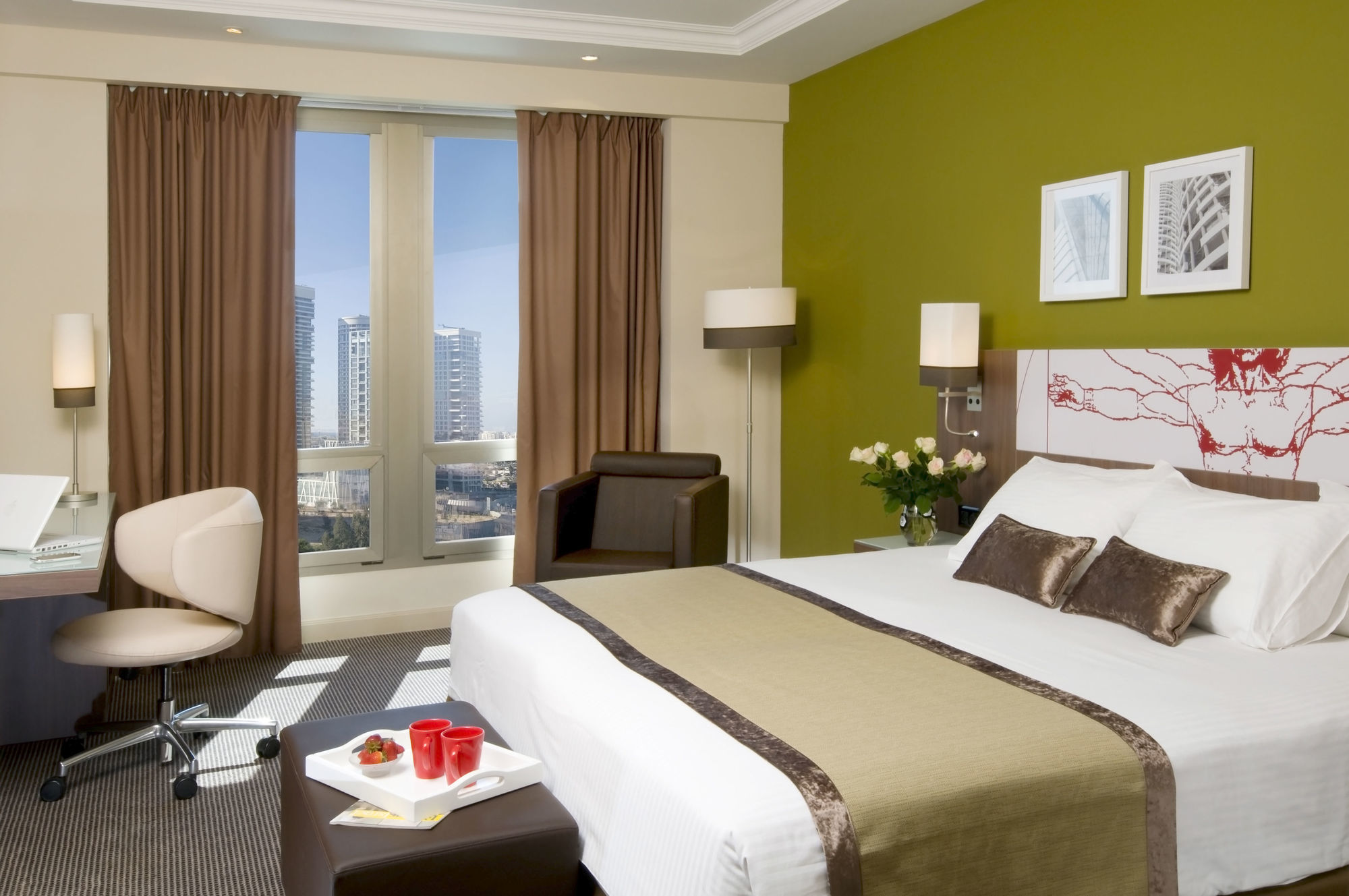 Leonardo City Tower Hotel Tel Aviv Giv'atayim Exteriör bild A room at the hotel