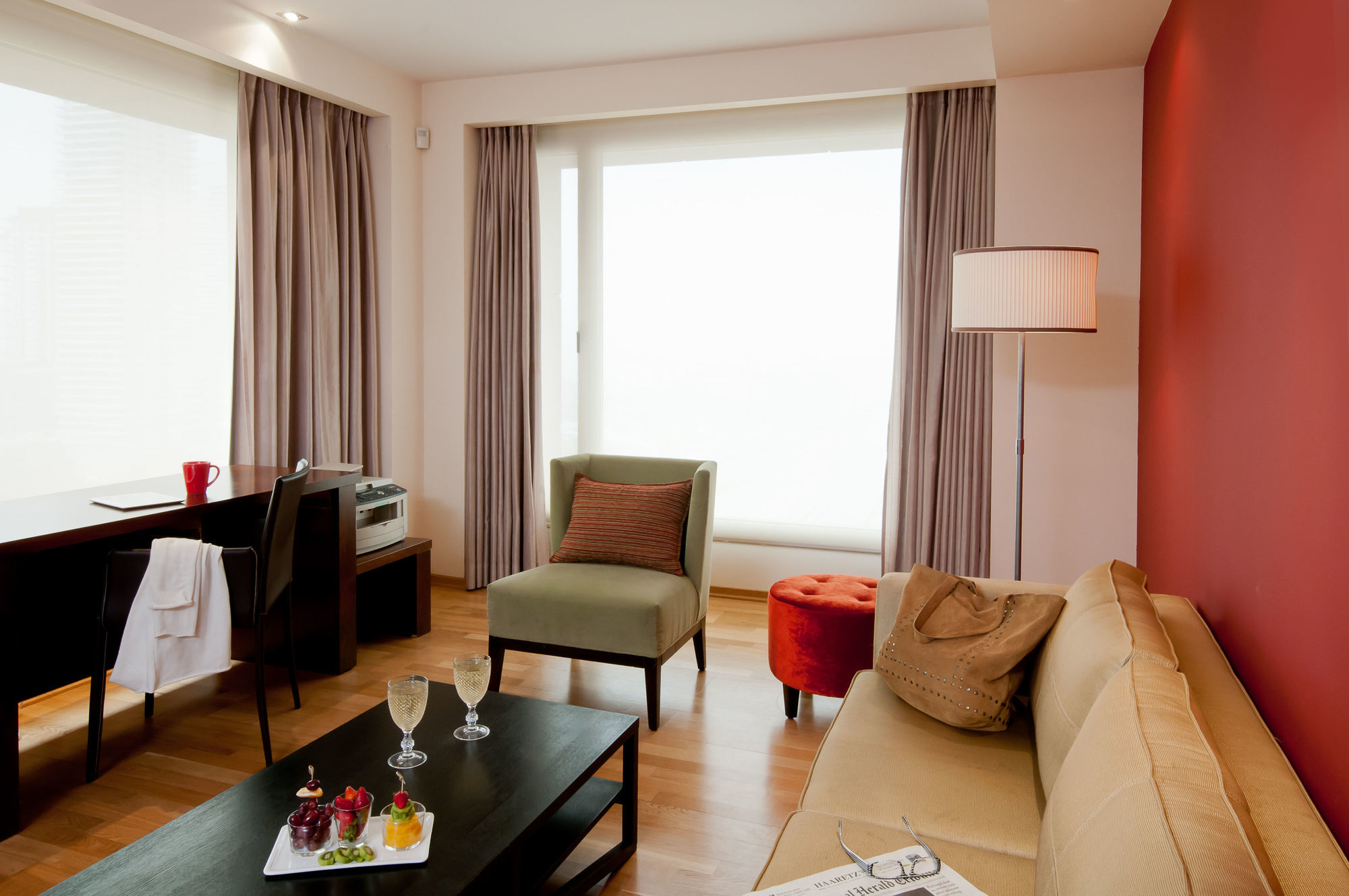 Leonardo City Tower Hotel Tel Aviv Giv'atayim Exteriör bild A typical room at the hotel