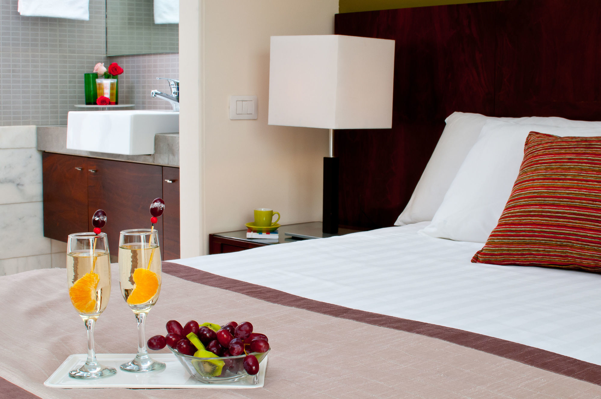 Leonardo City Tower Hotel Tel Aviv Giv'atayim Exteriör bild A bedroom at the hotel