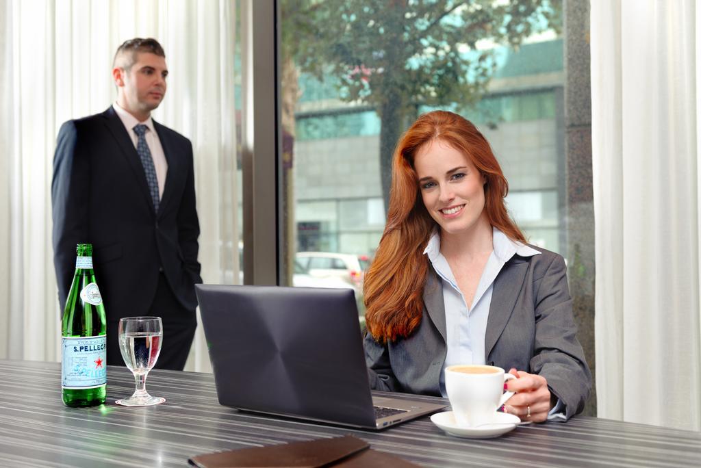 Leonardo City Tower Hotel Tel Aviv Giv'atayim Exteriör bild A butler serving a guest