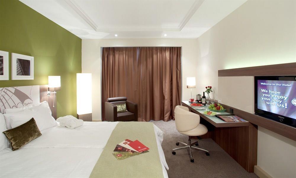 Leonardo City Tower Hotel Tel Aviv Giv'atayim Exteriör bild A typical room at the hotel