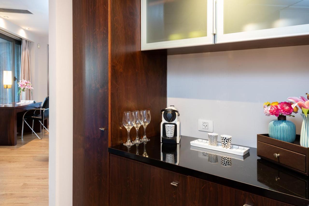 Leonardo City Tower Hotel Tel Aviv Giv'atayim Exteriör bild A Nespresso machine in a hotel